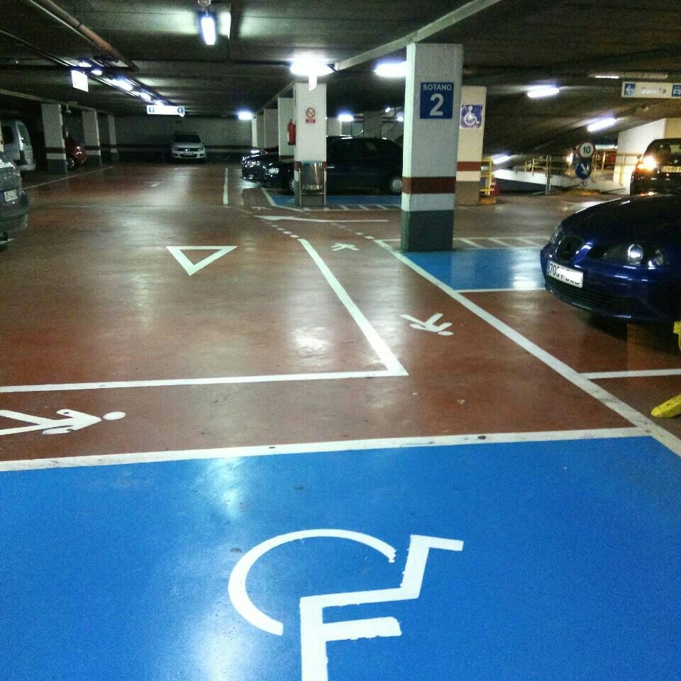 Estacionamiento adaptado para personas con movilidad reducida.