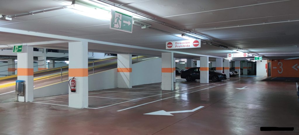 Rampa de acceso en aparcamiento subterráneo en Lugo.