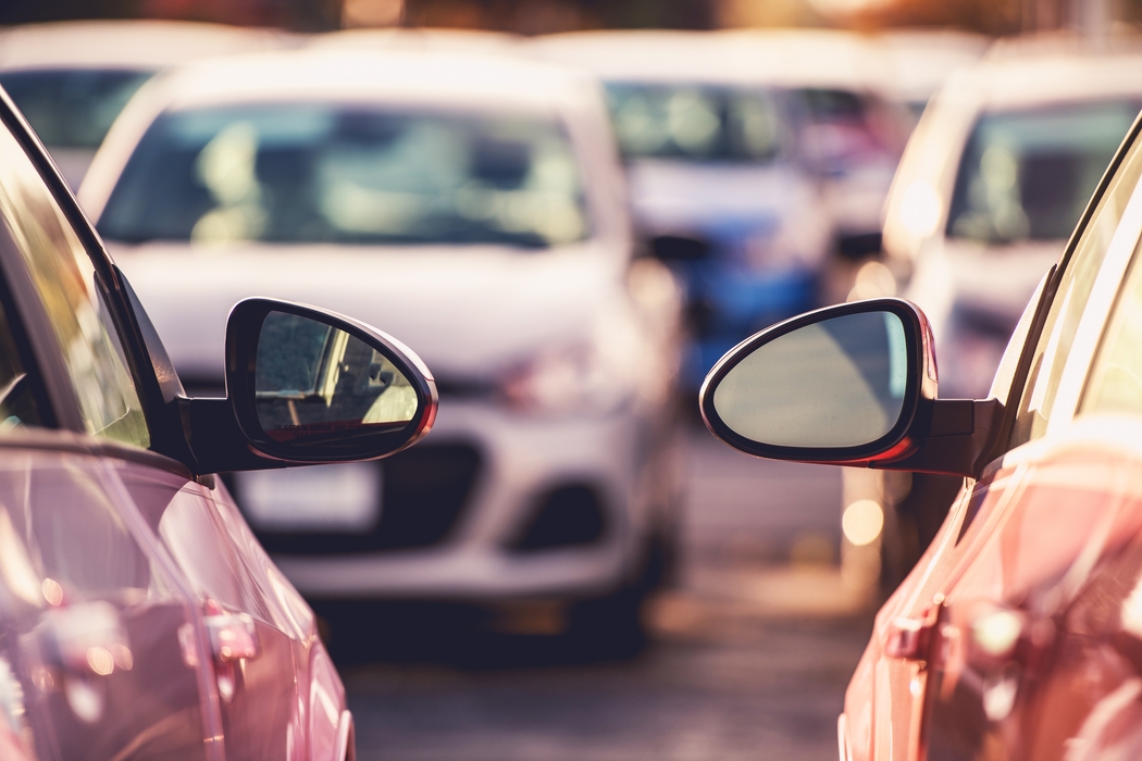 Vista de retrovisores de autos estacionados en línea.